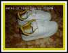 Prodám nové bílé botasky se zlatým velikost 30 délka vnitřní stelky 19cm, zapínání na suché zipy, cena 289kč.
