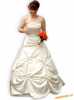 Prodám velmi krásné svatební šaty, které jsou jednou použité (na svatbě) a jsou v perfektním stavu. Velmi jednoduché a elegantně působící šaty jsou charakteristické svým nabíráním na předním i zadním díle. Výstřih doplňuje jednoduchý lem sepnutý k jedné straně a ozdobený ohňovými perlami, francouzské šněrování na zadním díle. Velikost 40, ale dají se regulovat na menší a větší-díky šněrování. Je k nim spodnička se dvěma kruhy, při čemž ten horní kruh jde vytáhnout - reguluje se tím délka, pokud jsou delší, jsou asi na výšku 165. Vrchní díl je korzetový, barva 