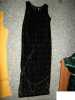 Černé společenské šaty ( 2x oblečené ), takže si troufám říci, že nové. Velikost M. Celková délka od ramen 131 cm, šířka volně ležící 45cm, vzadu rozparek o délce 49cm. PC šatů byla 1200.