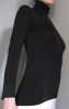 Černé tričko se stojáčkem značky Philippe Matignam , s  dlouhým rukávem ,  velikost  L ( délka  od ramen dolů je 60 cm , délka  rukávů  je 56 cm ) .  Na  zadní části krásný hluboký výstřih a malé knoflíčky  .  Ve  velmi dobrém stavu.  Cena  300,- CZK + poštovné