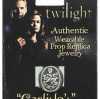 Masivní Carlisův prsten je inspirován filmovým fenoménem Twilight Saga. Znak upířího rodu Cullenů je nepochybnou dominantou tohoto doplňku. Prsten je ideální, jako dárek pro fanouška Twilight Ságy, ale svou nápaditostí a designem potěší i všechny ostatní.