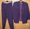 Prodám 2x nošený pánský společenský oblek tmavě fialový jemný proužek
Kalhoty Pas 76cm délka 108 cm
Sako přes hrudník 98 cm délka rukávů 62 cm
V perfektním stavu.

