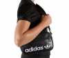 Dámská značková kabelka Adidas Originals v černém provedení s bílým logem Adidas na přední straně. Hlavní kapsa se zapínáním na zip + přední kapsička na zip. Délkově nastavitelný popruh.


Rozměry: výška 14 cm, dno 23 x 5 cm

Složení: 100% polyuretan