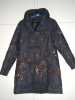 Prodám krásný nový kabátek s výšivkou, je tmavě modrý, velikost 40/42. Je spíš na jaro či podzim.