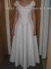 Bílé svatební šaty vcelku.Míry:2x48cm, pas2x38cm, délka sukně od pasu 106cm.Šaty jsou na zip a imitace šněrování.
