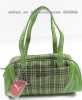 Dámská luxusní kabelka PUMA, zelený kostkovaný vzor, obousměrný zip do hlavního oddílu, zásuvná kapsa na suchý zip na přední části, uvnitř kapsa na zip. Krásné provedení.

Složení: 60% polyurethan, 40% polyester. 

ROZMĚRY: 39 x 19 x 15 cm
VÝROBCE: PUMA