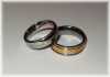 Nabízím dva nerezové prsteny pro muže či ženy, vyrobeny z lehoučkého titanu. První prsten Titan1 je půlkulatý, s jemnou linií uprostřed, šířka prstenu 6 mm. Velikost 57. Střední část u druhého prstenu Titan3 je matně zlatá, šířka prstenu 7 mm, velikost 57. Cena 300,-kč/ks. Oba jsou nové, s dvouletou zárukou a se záručním listem, vhodné i jako dárek.