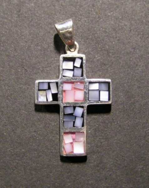 Křížek s barvenou perletí - stříbrný přívěsek