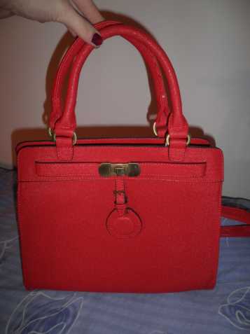 Krásná červená nová kabelka.
